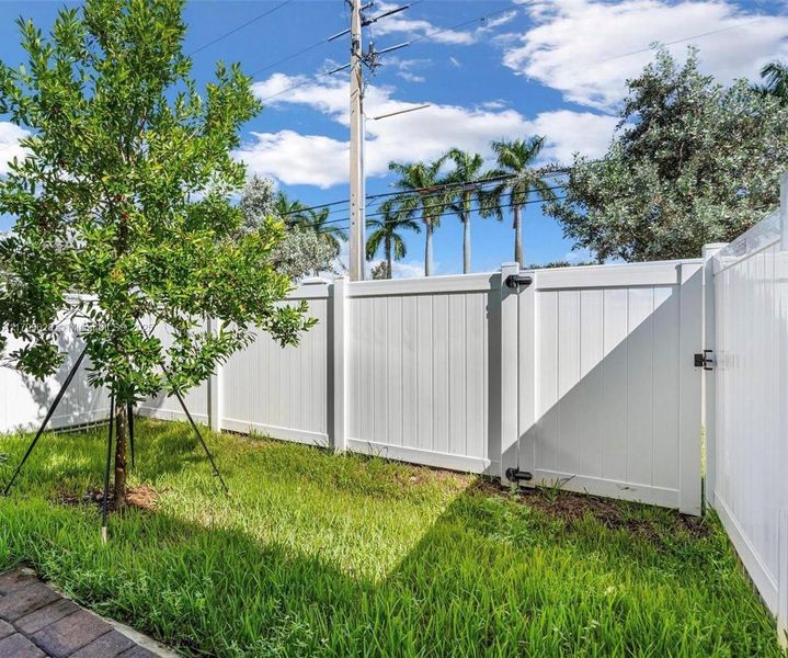 Exterior details and patio area of a home in , Pembroke Pines (Image 2).