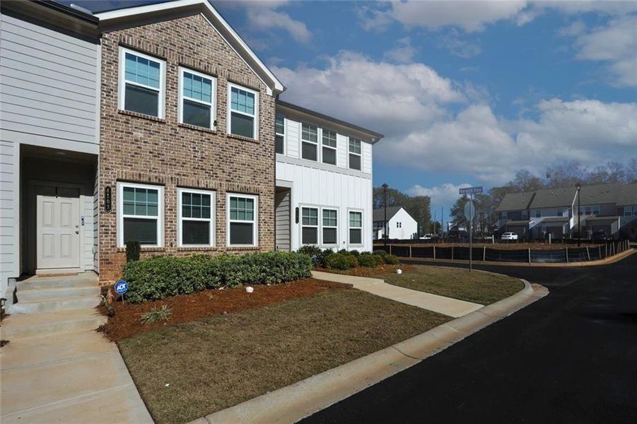 Exterior details and patio area of a home in Laurelwood, Douglasville (Image 3).