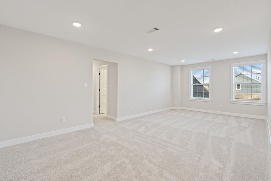 Spacious, unfurnished interior of a new home in White Oak, Arlington (Image 25).