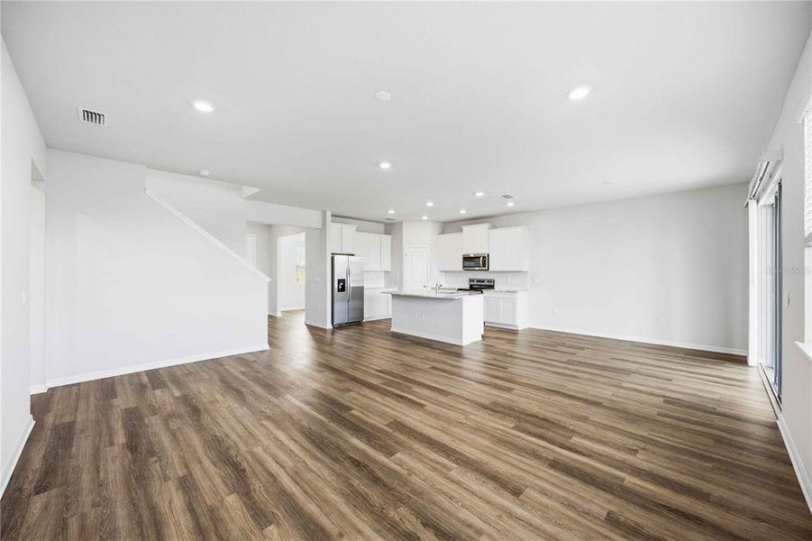 Spacious, unfurnished interior of a new home in Coddington, Bradenton (Image 59).