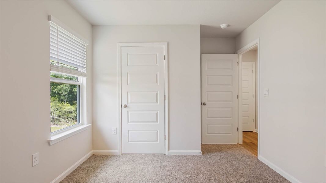 Representative unfurnished interior of a home built from the Aldridge by D.R. Horton in Sunny Hills, Chipley (Image 24).