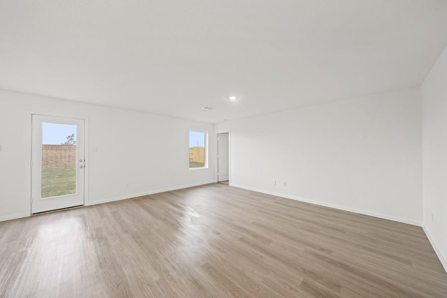 Spacious, unfurnished interior of a new home in Sunterra Lakes, Brookshire (Image 10).