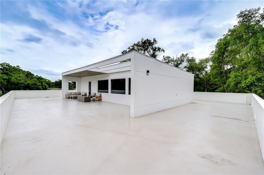 Exterior details and patio area of a home in , Tampa (Image 22).