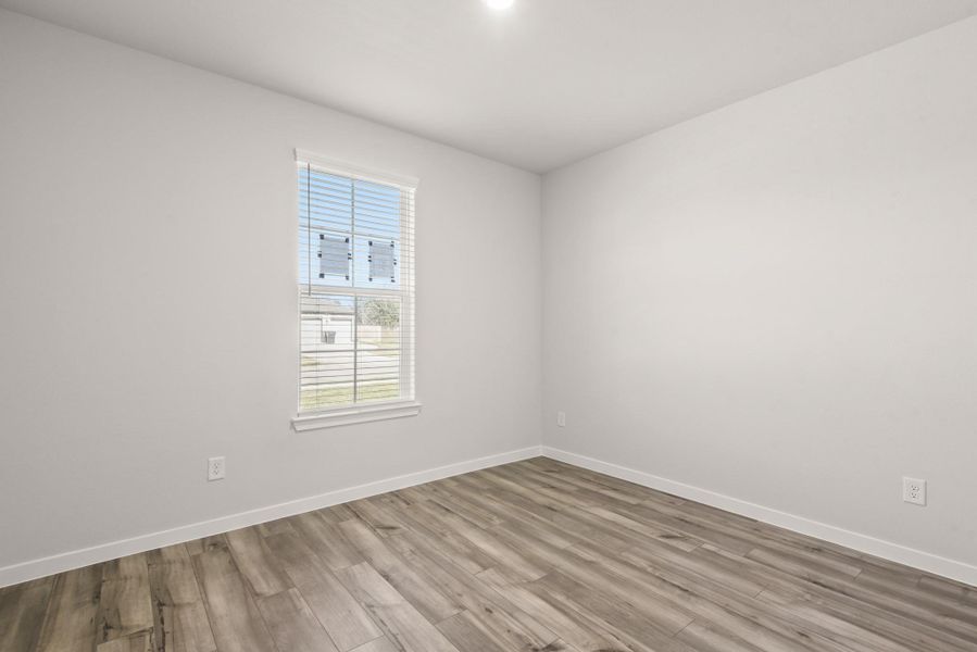 Spacious, unfurnished interior of a new home in Country Creek, Mont Belvieu (Image 14).