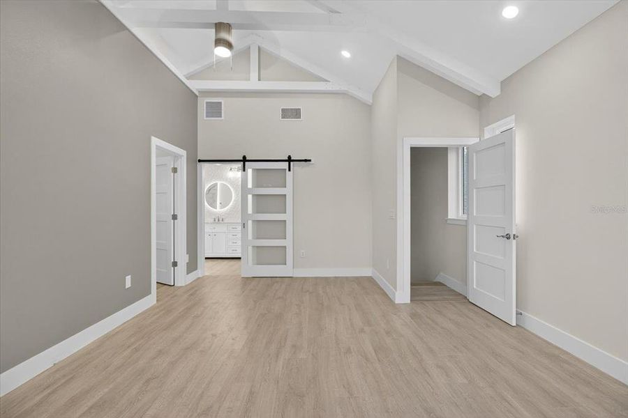Spacious, unfurnished interior of a new home in , Tarpon Springs (Image 42).