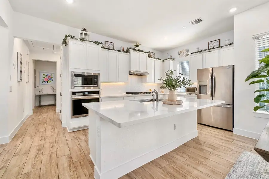 Spacious kitchen island!!