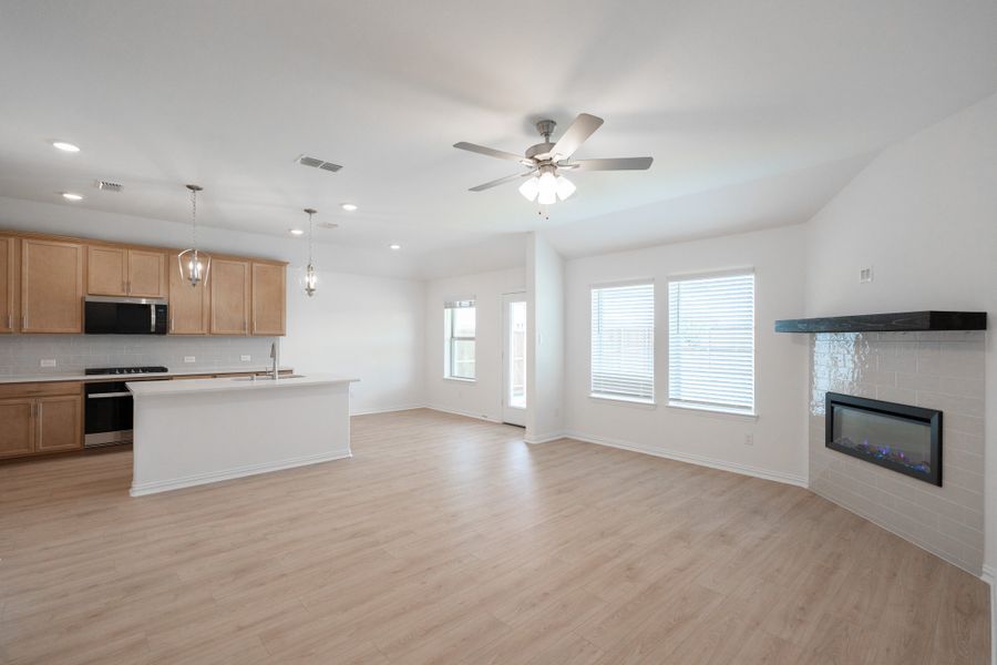 Spacious, unfurnished interior of a new home in Lake Pointe, Little Elm (Image 22).