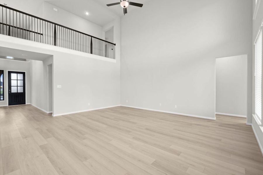 Spacious, unfurnished interior of a new home in Valencia 60', Manvel (Image 17).