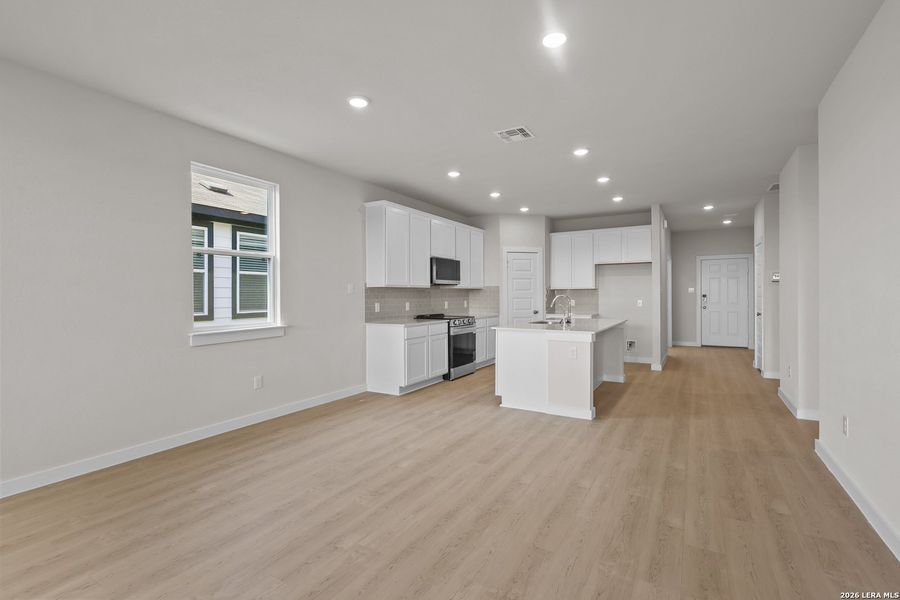Furnished interior view inside a new home in Hiddenbrooke, Seguin (Image 11).