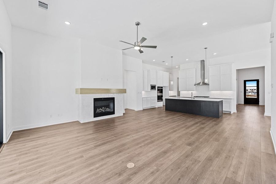 Spacious, unfurnished interior of a new home in Lariat - 70', Liberty Hill (Image 23).