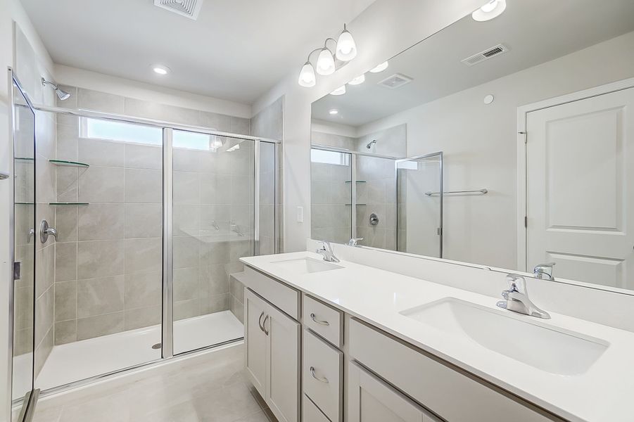 Owner's private full bath