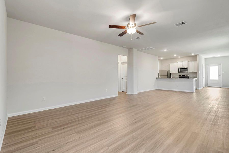 Spacious, unfurnished interior of a new home in Wayside Village, Houston (Image 11).