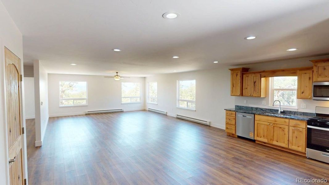 Spacious, unfurnished interior of a new home in , Crestone (Image 10).
