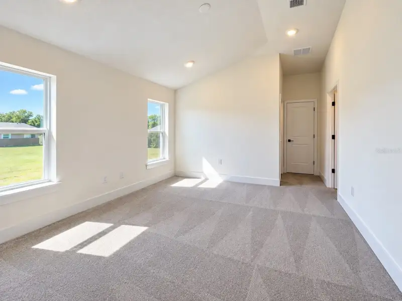 Spacious, unfurnished interior of a new home in Arbor Park, Leesburg (Image 11).