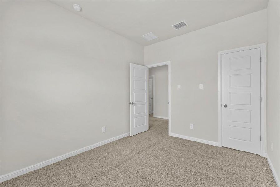 Spacious, unfurnished interior of a new home in Saratoga, Granbury (Image 27).