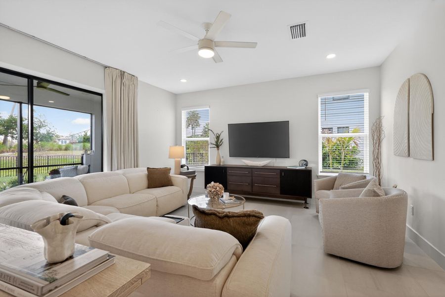 32_11870_SW_Macelli_Wy-Living_room-0485