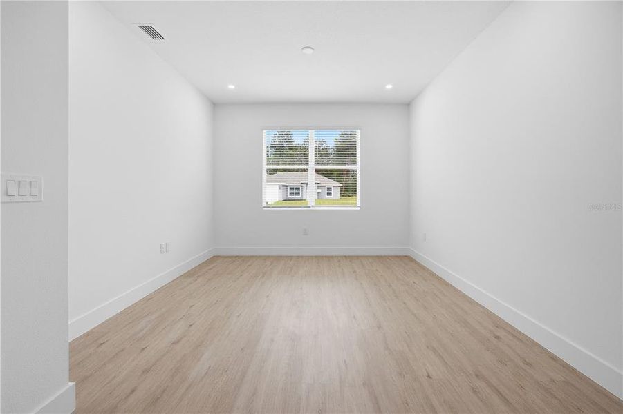 Spacious, unfurnished interior of a new home in , Ocala (Image 24).