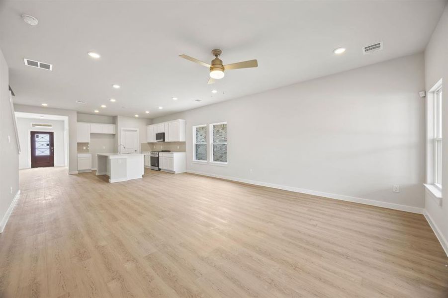 Spacious, unfurnished interior of a new home in Summerwood Estates, Red Oak (Image 15).