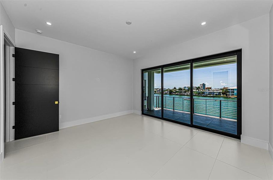 Spacious, unfurnished interior of a new home in , Treasure Island (Image 67).