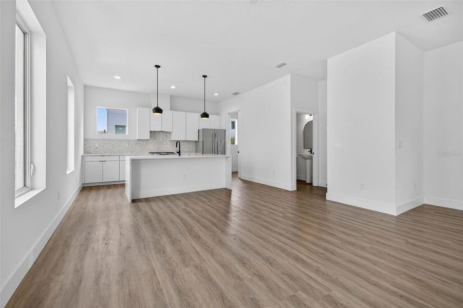 Spacious, unfurnished interior of a new home in , St. Petersburg (Image 23).