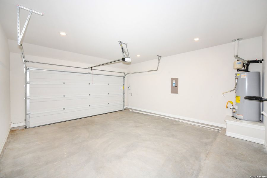 Spacious, unfurnished interior of a new home in Nolte Farms, Seguin (Image 29).
