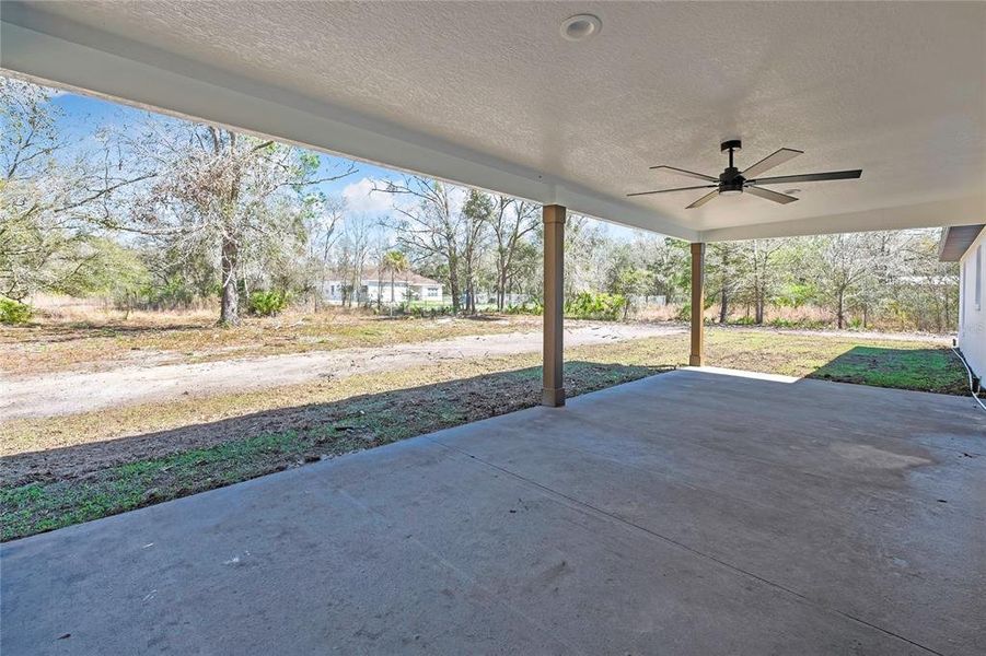 Exterior details and patio area of a home in , Crystal River (Image 3).