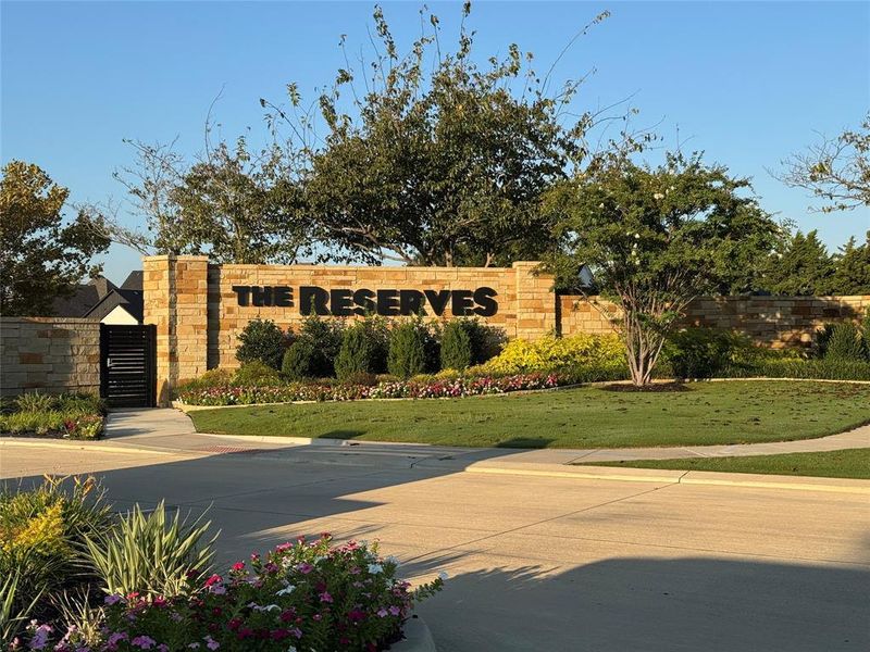 Gated Community / neighborhood sign featuring a lawn Gated Community / neighborhood sign featuring a lawn