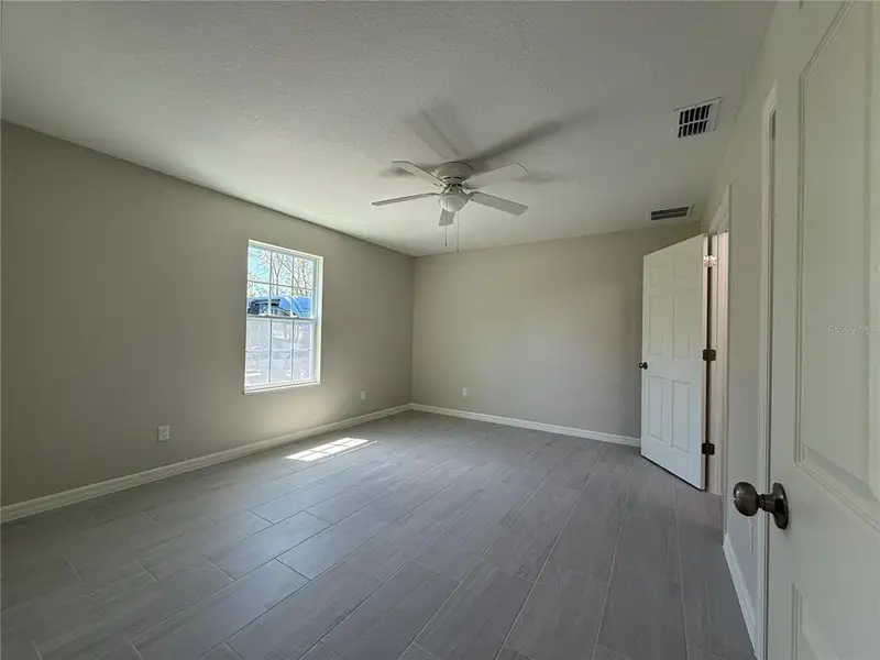 Spacious, unfurnished interior of a new home in , Ocala (Image 8).