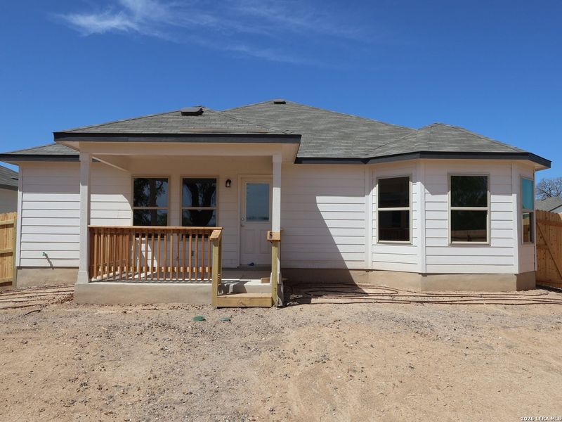 Exterior details and patio area of a home in Cinco Lakes, San Antonio (Image 3).