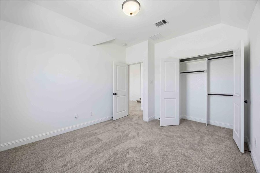 Spacious, unfurnished interior of a new home in Sienna, Missouri City (Image 30).