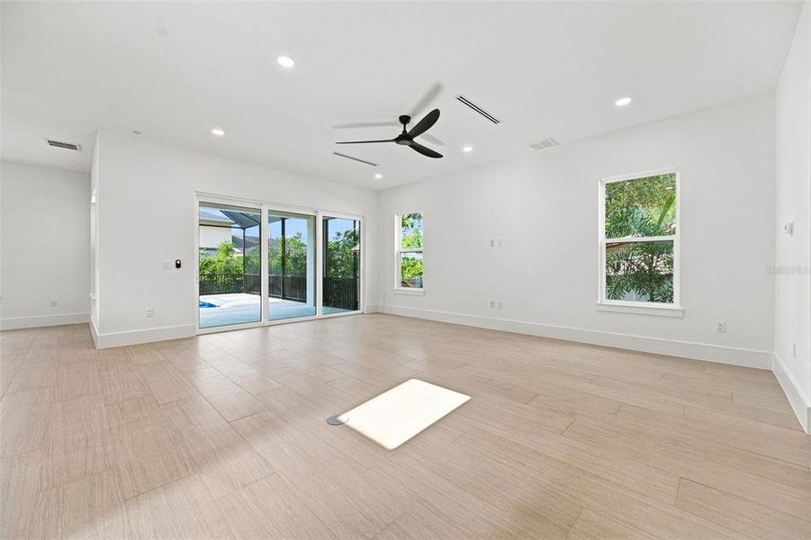 Spacious, unfurnished interior of a new home in , Sarasota (Image 30).