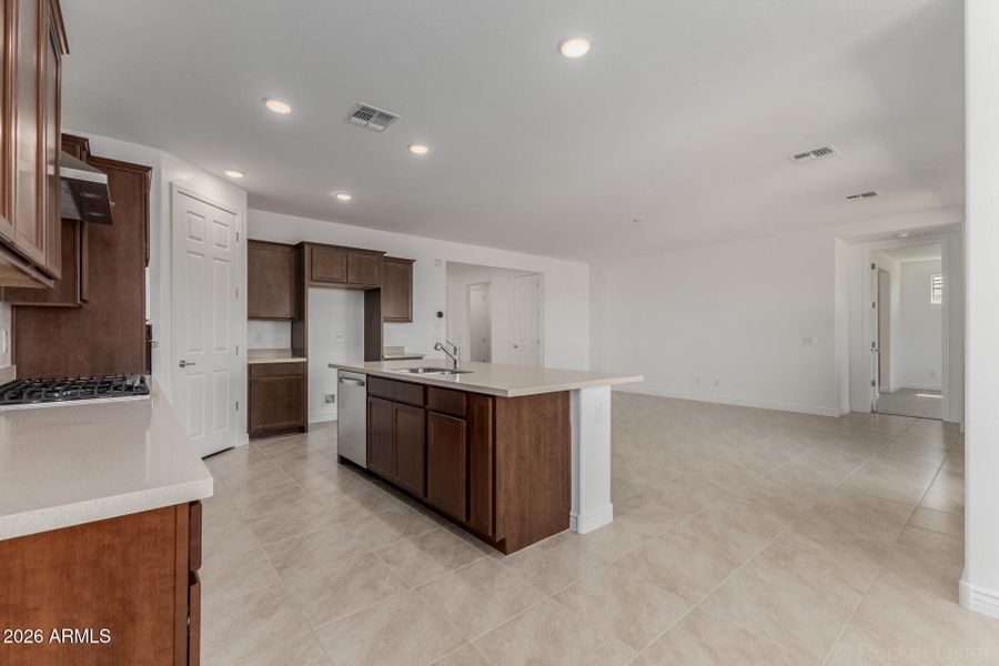 PHX_Miravida_Lot 1166_Dove_25728_Kitchen