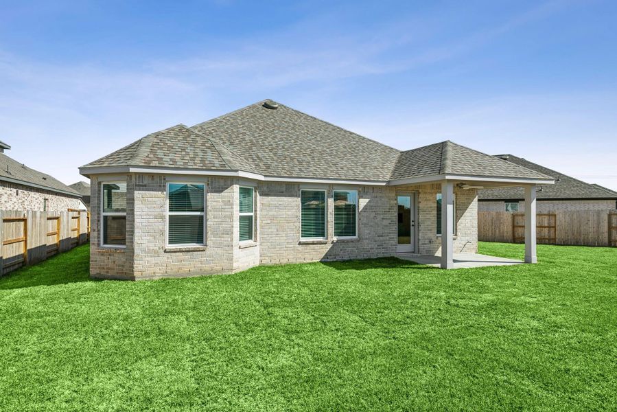 Exterior details and patio area of a home in Lago Mar, Santa Fe (Image 23).