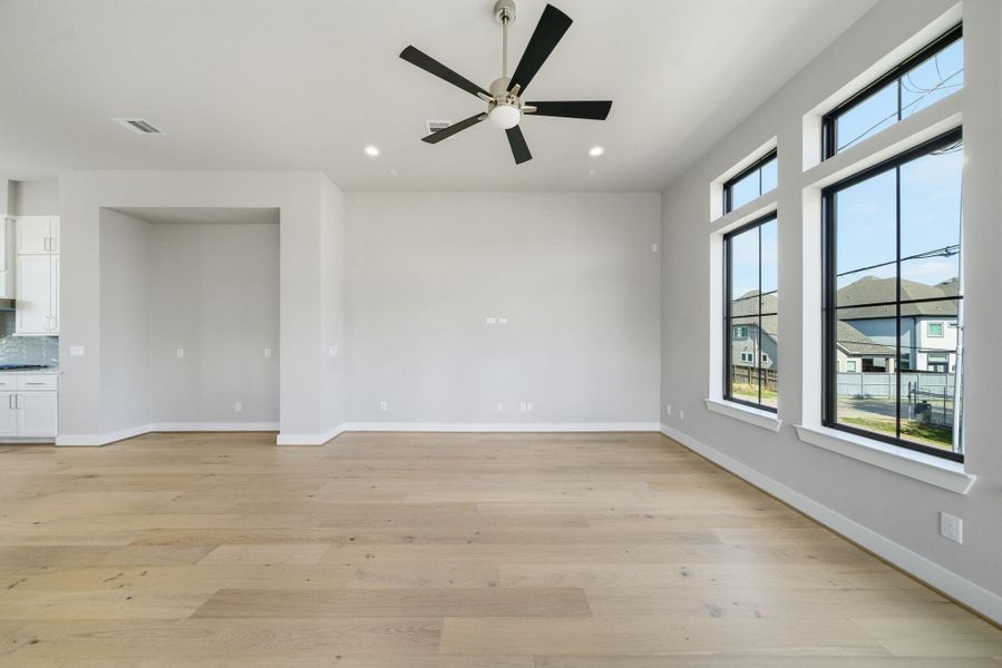 Spacious, unfurnished interior of a new home in Spring Valley Creek, Houston (Image 15).
