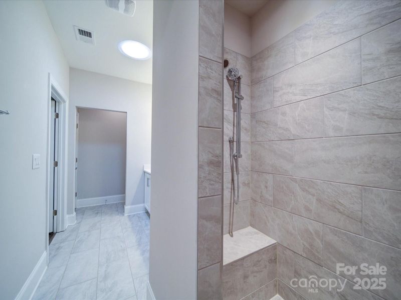 Spacious, unfurnished interior of a new home in The Courtyards on New Hope, Gastonia (Image 37).