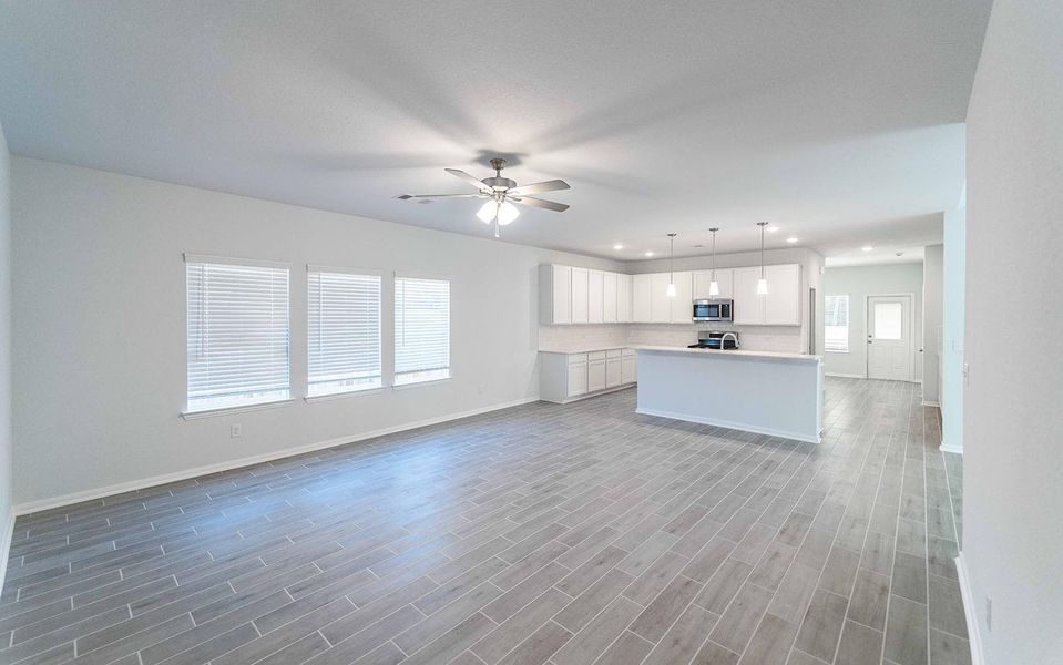Spacious, unfurnished interior of a new home in Caney Mills, Conroe (Image 11).
