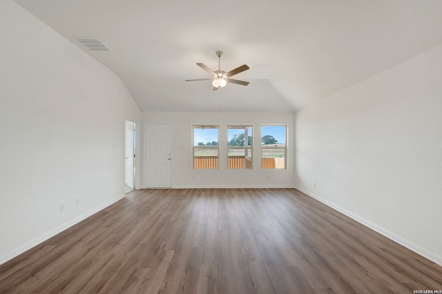 Spacious, unfurnished interior of a new home in Greenspoint Heights, Seguin (Image 14).