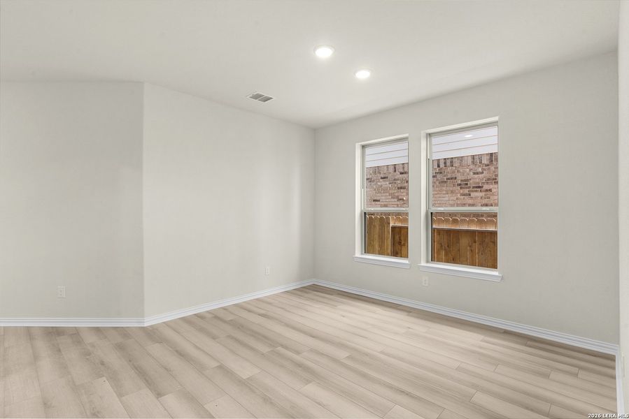 Spacious, unfurnished interior of a new home in Meyer Ranch - Enclave, New Braunfels (Image 17).