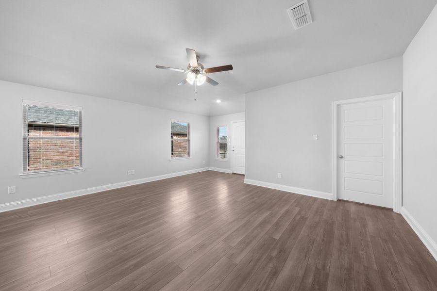 Spacious, unfurnished interior of a new home in Stonecreek, Sulphur Springs (Image 20).