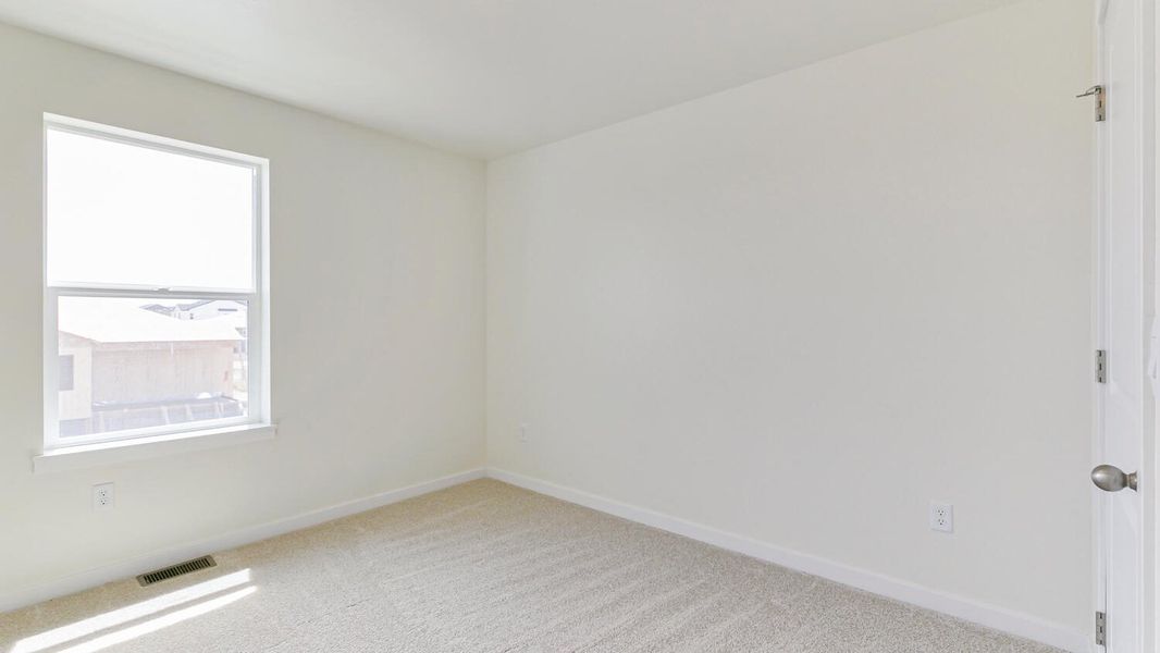 Spacious, unfurnished interior of a new home in Vista Meadows, Fort Lupton (Image 18).