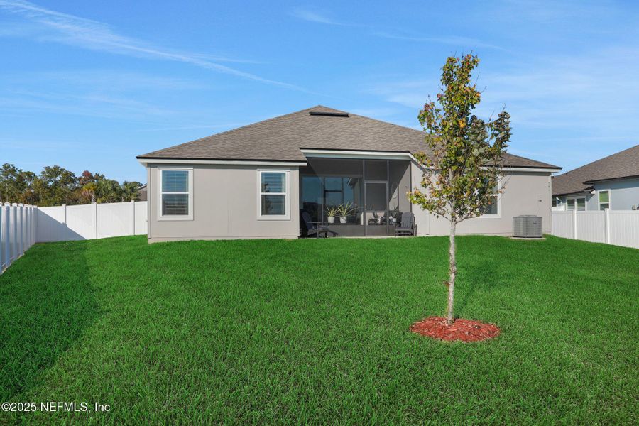 Exterior details and patio area of a home in Cross Creek, Green Cove Springs (Image 27).