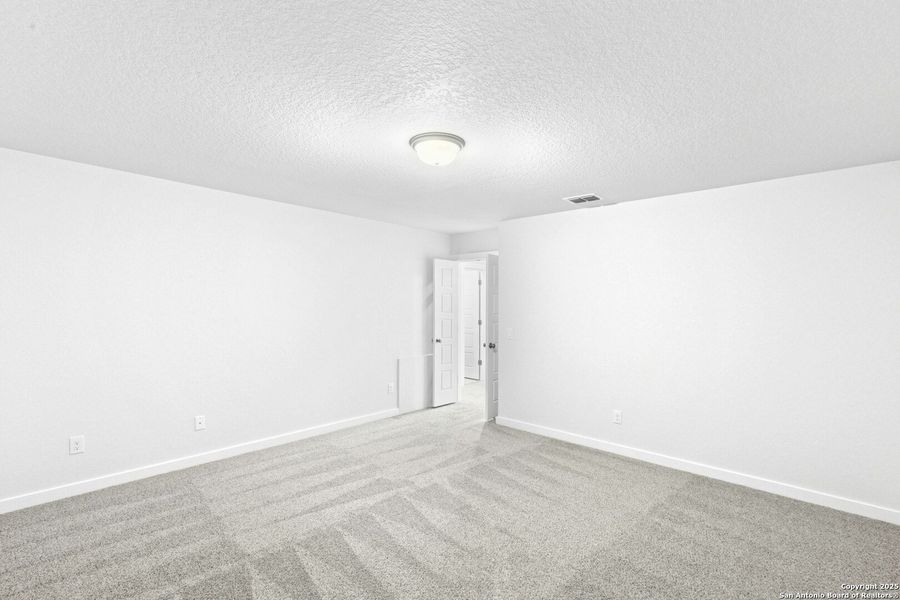 Spacious, unfurnished interior of a new home in Willowbrook, New Braunfels (Image 12).
