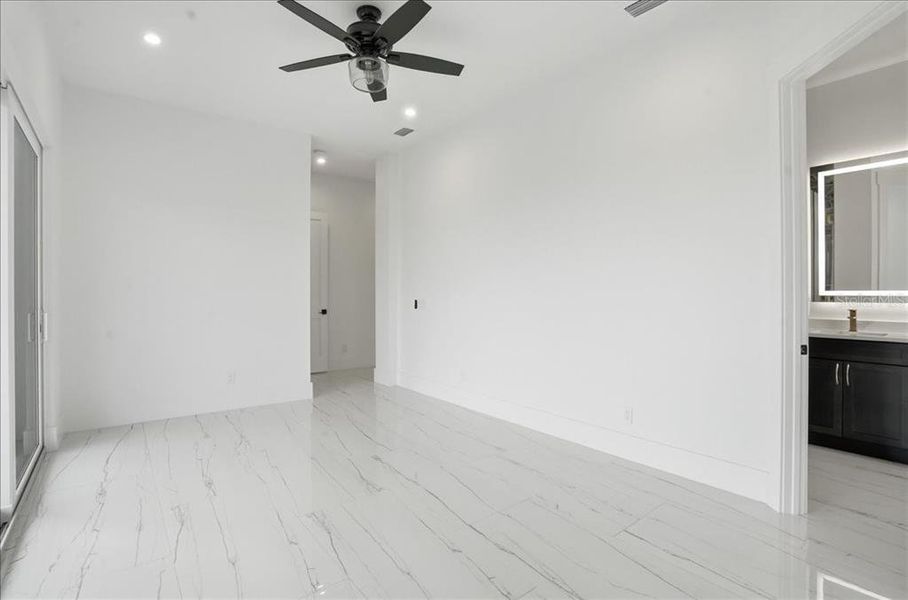 Spacious, unfurnished interior of a new home in , Englewood (Image 73).