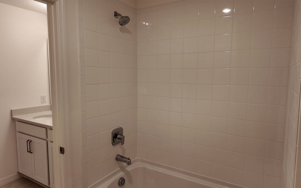 Comfortable and Functional Bathroom in Central Florida House