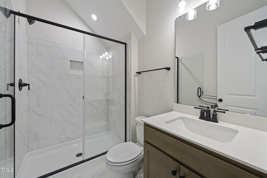 STY5-0215-00_Alton_A_Full Bath