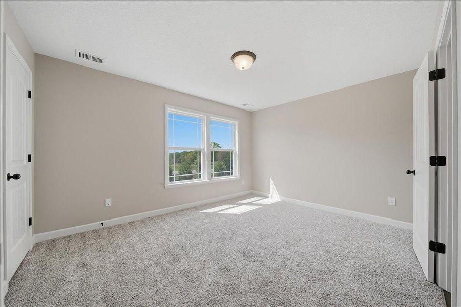 Spacious, unfurnished interior of a new home in Bent Tree, Gaffney (Image 28).