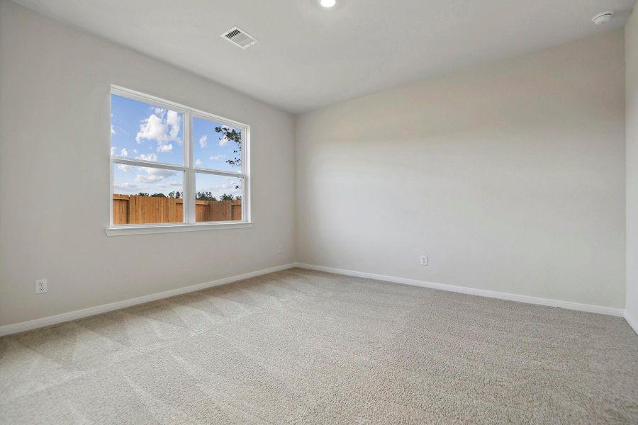 Spacious, unfurnished interior of a new home in Sweetwater Ridge, Conroe (Image 13).