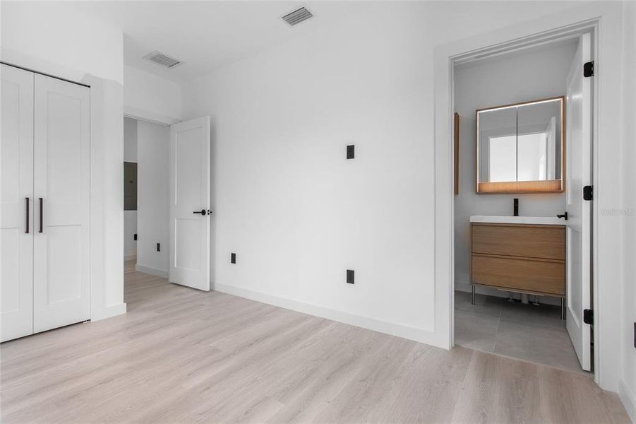 Spacious, unfurnished interior of a new home in , St. Petersburg (Image 25).