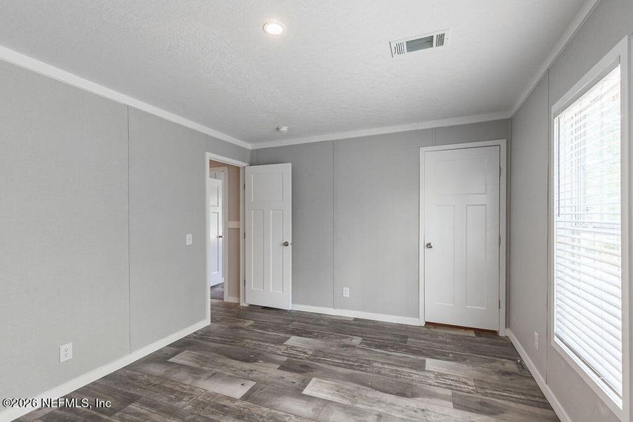 Spacious, unfurnished interior of a new home in , Florahome (Image 26).