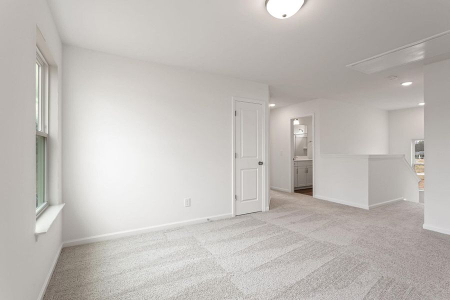 Spacious, unfurnished interior of a new home in Bellevue, Greenville (Image 24).